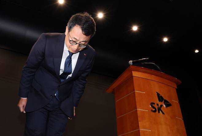 유영상 SK텔레콤 대표이사가 25일 서울 중구 SKT타워에서 고객 정보 보호조치 강화 설명회를 열고 SK텔레콤 이용자 유심(USIM)정보 관리 서버 해킹에 대해 고개 숙여 사과하고 있다. (사진=뉴스1)