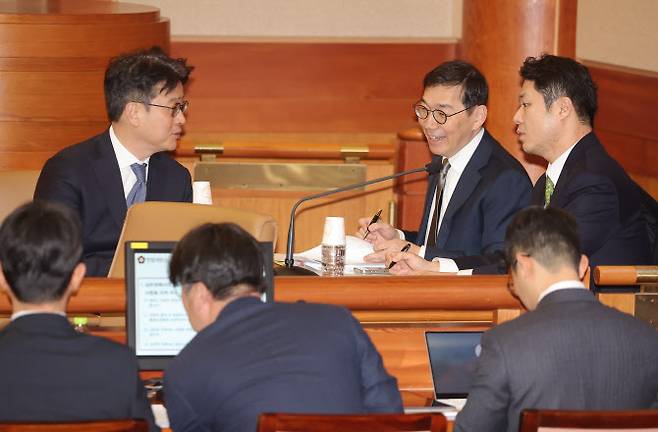 이창수 서울중앙지검장, 조상원 4차장검사, 최재훈 반부패2부장이 지난 2월 17일 검사 탄핵심판 1차 변론기일이 열리는 서울 종로구 헌법재판소 대심판정에 입장해 대화를 나누고 있다. (사진=연합뉴스)
