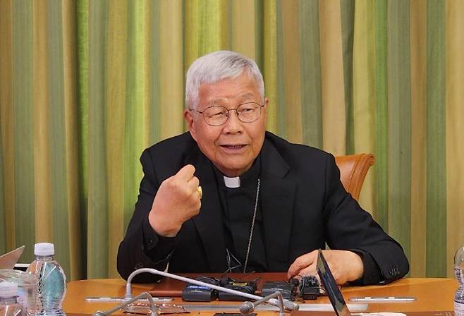 교황청 성직자부 장관인 유흥식 추기경이 24일(현지시간) 교황청 성직자부 청사에서 한국 취재진과 인터뷰를 하고 있다. (사진=연합뉴스)