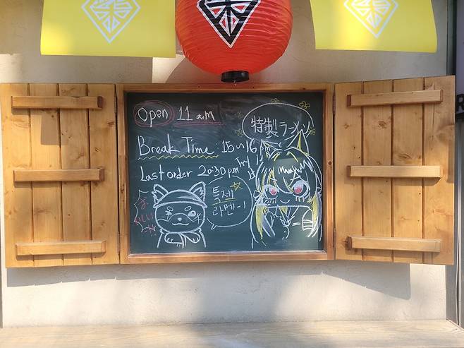 - 세리카와 마스터 시바가 선생님들을 반겨준다.