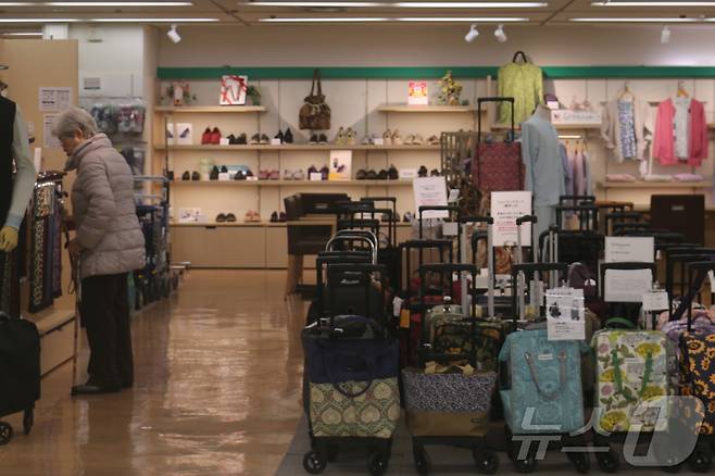 도쿄 신주쿠역 인근의 게이오 백화점 8층에 한 시민이 상품을 구경하는 모습. 2025.4.2/뉴스1 ⓒ News1 김근욱 기자