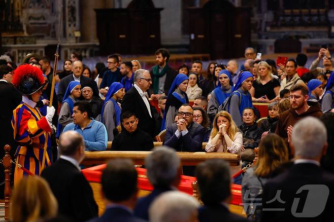 24일(현지시간) 프란치스코 교황의 시신이 안치된 성베드로 대성당에서 신자들이 교황을 조문하고 있다. ⓒ 로이터=뉴스1