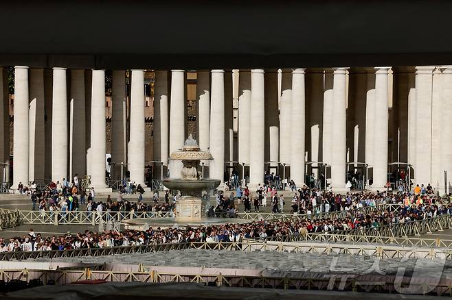 24일(현지시간) 이탈리아 로마 바티칸 성 베드로 대성당에서 프란치스코 교황을 조문하려는 사람들이 길게 줄을 서고 있다. ⓒ 로이터=뉴스1