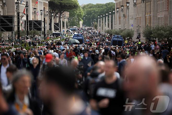 24일(현지시간) 이탈리아 로마 바티칸 성 베드로 대성당에서 프란치스코 교황을 조문하려는 사람들이 길게 줄을 서고 있다. ⓒ 로이터=뉴스1