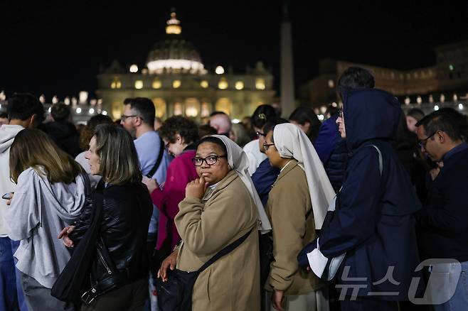 24일(현지시간) 이탈리아 로마 바티칸 성 베드로 대성당에서 프란치스코 교황을 조문하려는 사람들이 길게 줄을 서고 있다. ⓒ 로이터=뉴스1