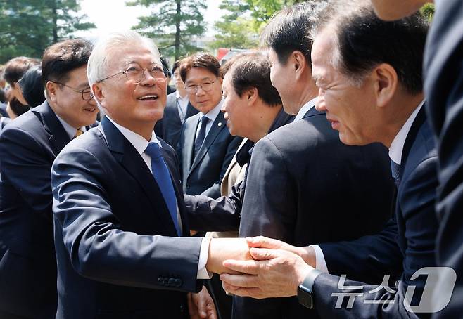 문재인 전 대통령이 25일 오후 서울 여의도 국회도서관에서 열린 4·27 판문점선언 7주년 기념식에 참석하며 정태호 의원 등 더불어민주당 의원들과 악수하고 있다. (공동취재) 2025.4.25/뉴스1 ⓒ News1 안은나 기자