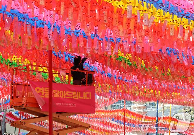 불기 2569년 부처님 오신 날(5월 5일) 연등회를 하루 앞둔 25일 서울 종로구 조계사에서 관계자가 불자들의 소원이 담긴 연등을 매달고 있다 . 2025.4.25/뉴스1 ⓒ News1 오대일 기자