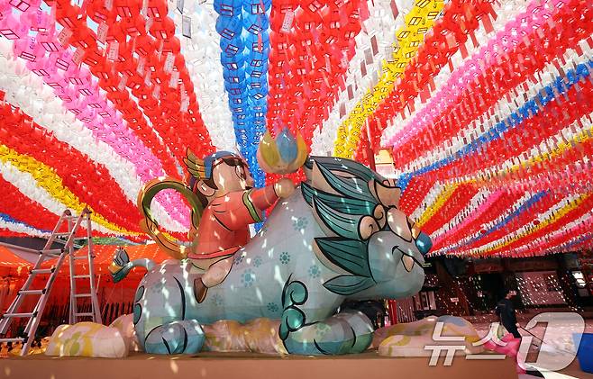 불기 2569년 부처님 오신 날(5월 5일) 연등회를 하루 앞둔 25일 서울 종로구 조계사에서 연등회 준비가 한창이다. 2025.4.25/뉴스1 ⓒ News1 오대일 기자