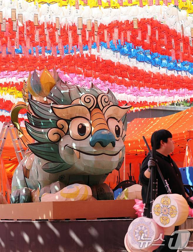 불기 2569년 부처님 오신 날(5월 5일) 연등회를 하루 앞둔 25일 서울 종로구 조계사에서 연등회 준비가 한창이다. 2025.4.25/뉴스1 ⓒ News1 오대일 기자