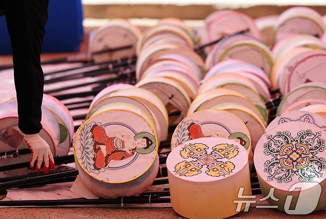 불기 2569년 부처님 오신 날(5월 5일) 연등회를 하루 앞둔 25일 서울 종로구 조계사에서 연등회 준비가 한창이다. 2025.4.25/뉴스1 ⓒ News1 오대일 기자