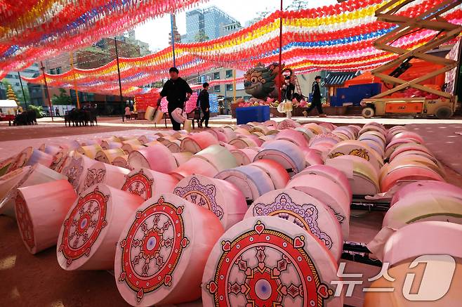 불기 2569년 부처님 오신 날(5월 5일) 연등회를 하루 앞둔 25일 서울 종로구 조계사에서 연등회 준비가 한창이다. 2025.4.25/뉴스1 ⓒ News1 오대일 기자