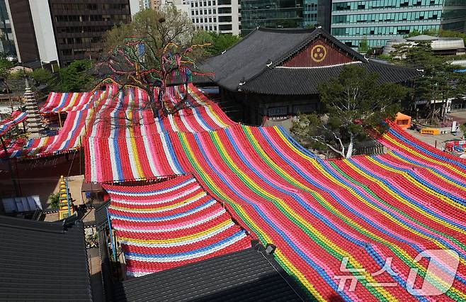 불기 2569년 부처님 오신 날(5월 5일) 연등회를 하루 앞둔 25일 서울 종로구 조계사에서 연등회 준비가 한창이다. 2025.4.25/뉴스1 ⓒ News1 오대일 기자