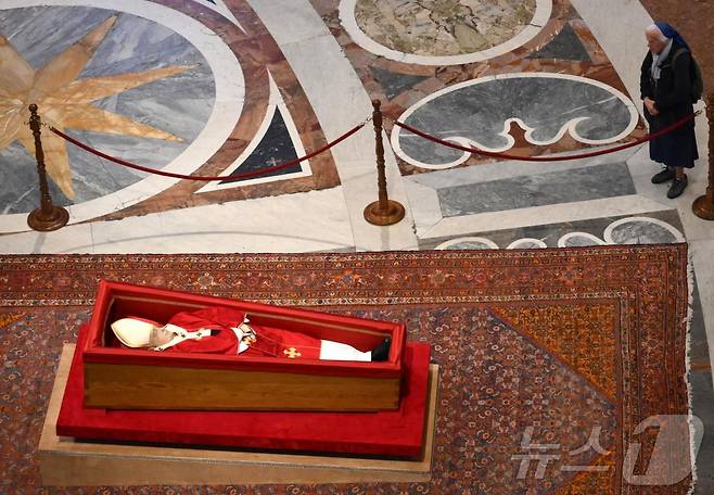 성베드로 대성당에 안치된 프란치스코 교황의 관 앞에서 기도하는 쥬느비에브 제넹그로 수녀. 2025.4.23. ⓒ AFP=뉴스1 ⓒ News1 이지예 객원기자