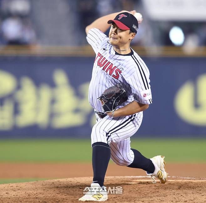 LG 투수 이지강이 16일 잠실구장에서 열린 2025 KBO리그 삼성과 경기 7회 역투하고 있다. 잠실 | 최승섭기자 thunder@sportsseoul.com