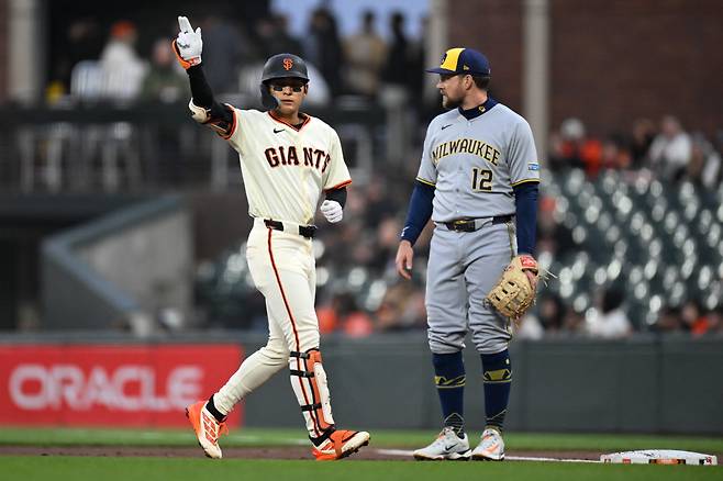 이정후가 1회말 좌전안타를 치고 나가 동료들에게 손짓하고 있다. Imagn Images연합뉴스