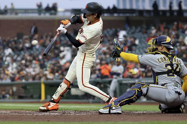 이정후가 1회말 2사후 좌전안타를 때리고 있다. AP연합뉴스