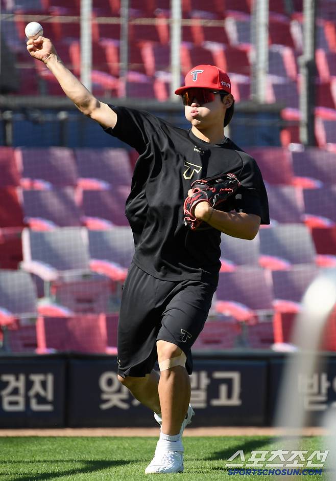 25일 광주 기아챔피언스필드에서 열린 KIA 타이거즈와 LG 트윈스의 경기. 부상에서 복귀한 KIA 김도영이 훈련을 하고 있다. 광주=박재만 기자 pjm@sportschosun.com/2025.04.25/