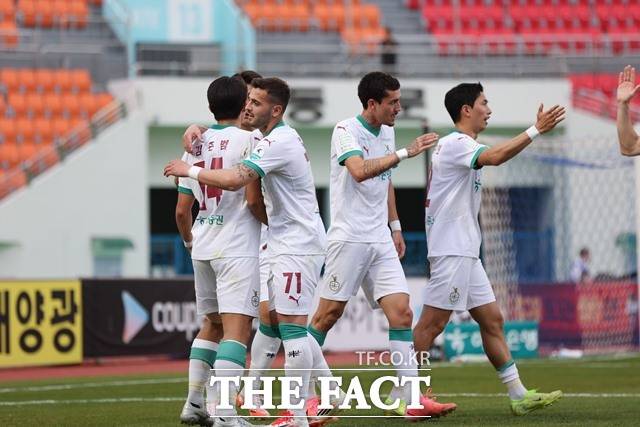 올 시즌 들어 돌풍을 일으키고 있는 대전 선수들의 골 세리머니./K리그