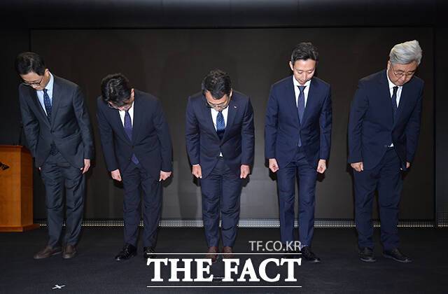 유영상 SK텔레콤 대표이사(가운데)를 비롯한 임원진들이 25일 오전 서울 중구 SKT타워에서 SK텔레콤 이용자 유심(USIM) 정보가 해커 공격으로 유출된 것과 관련해 고개 숙여 사과하고 있다. /장윤석 기자