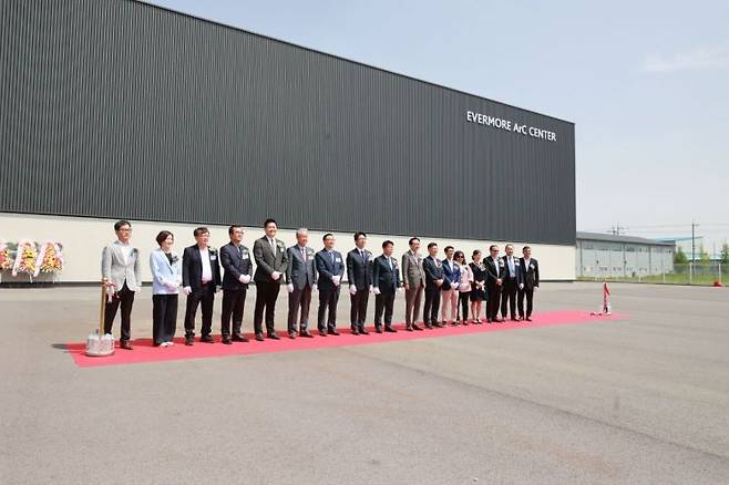 차세대 배터리 소재 기업 에버모어테크놀러지스가 전라남도 나주에 차세대 전지 개발 및 시제품 생산 거점 '에버모어 아크 센터'를 개소했다고 25일 밝혔다. 사진은 제조시설 개소식 현장. 에버모어.