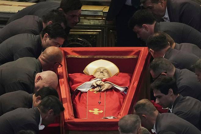 지난 23일(현지시각) 바티칸 성 베드로성당에 프란치스코 교황의 시신이 안치되고 있다. /AP·연합뉴스