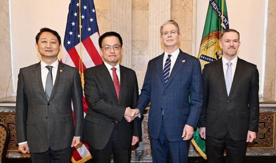 주요 20개국(G20) 재무장관회의 및 국제통화금융위원회(IMFC)'에 참석차 미국 워싱턴D.C를 방문중인 최상목 부총리 겸 기획재정부 장관이 안덕근 산업통상자원부 장관과 함께 24일(현지시간) 미국 워싱턴 DC 재무부에서 열린 '한-미 2+2 통상협의(Trade Consultation)'에서 기념 촬영하고 있다.(왼쪽부터) 안 산업부 장관, 최 부총리, 스콧 베센트 미 재무장관, 제이미슨 그리어 미국무역대표부(USTR) 대표. 연합뉴스