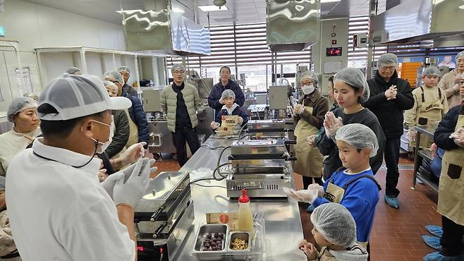 지난해 천안에서 진행된 콘빵투어 진행 모습. 오른쪽 사진은 독립기념관. 천안시 제공