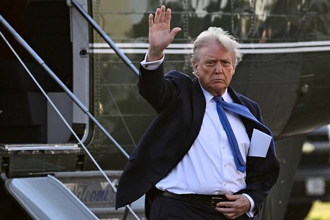 U.S. President Donald Trump waves as he arrives at Leesburg Executive Airport in Leesburg, Virginia, U.S., April 24, 2025. REUTERS/Craig Hudson