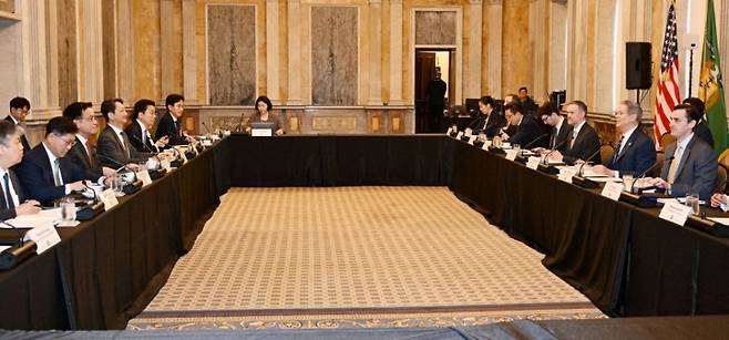 최상목 부총리와 안덕근 산업통상자원부 장관이 4월 24일 미국 재무부에서 열린 '한-미 2+2 통상협의'에 참석, 스콧 베센트 미 재무장관과 제이미슨 그리어 무역대표부 대표와 회의를 하고 있다. (사진=기획재정부)