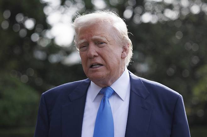 도널드 트럼프 미국 대통령이 25일 백악관 잔디밭에서 발언을 하고 있다. UPI 연합뉴스