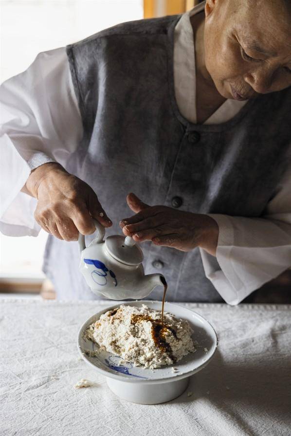 정관 스님이 간장과 된장을 사용해 두부장을 만들고 있다. 두부장은 발효 식품으로 일종의 식물성 치즈다. 윌북 제공