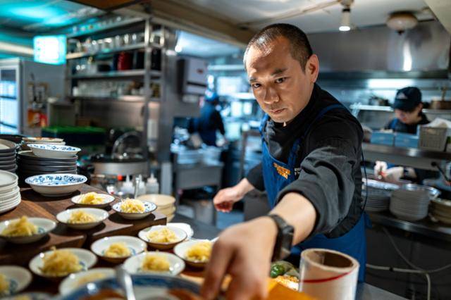 이태규 셰프가 서울 성수동에 위치한 식당 '플레이버타운' 주방에서 완성된 요리를 내놓고 있다. 플레이버타운은 현대적 감각의 홍콩 스타일 중식을 추구한다. '셰프들의 맛집'으로 소문난 곳이다.