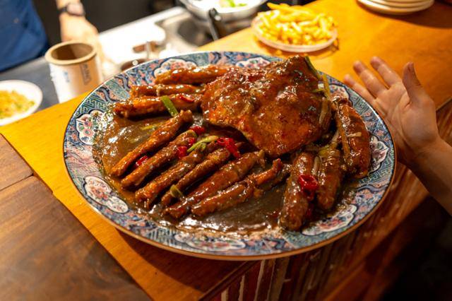 '플레이버타운'의 메뉴 중 하나인 블랙페퍼 킹크랩.