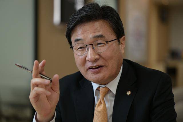 홍준표 대선 경선 후보 캠프 비서실장을 맡은 김대식 국민의힘 의원이 23일 서울 여의도 대하빌딩에서 한국일보와 인터뷰를 하고 있다. 하상윤 기자