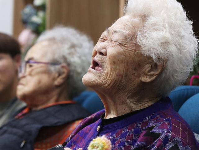 2019년 12월 27일 경기 광주시 나눔의 집에서 부산 출신 이옥선 할머니가 박근혜 정부가 체결한 한·일 '위안부' 합의 발표가 위헌임을 확인해 달라며 낸 헌법소원 사건이 각하 결정된 소식을 접한 뒤 발언하는 모습. 당시 이씨는 "일본사람 돈을 가져와 할머니들에게 나눠주고 입을 막으려 했는데 그건 안 되는 거다"라며 "기가 막히고 서운하다"고 했다. 연합뉴스