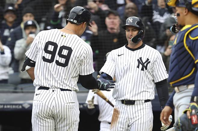 <yonhap photo-0997=""> 저지(왼쪽)와 골드슈미트. AP=연합뉴스</yonhap>