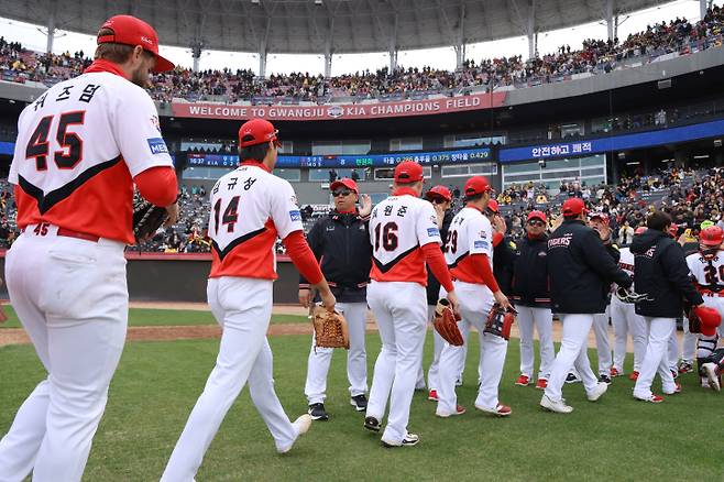 올 시즌 초반 토요일 경기가 계속 오후 5시에서 오후 2시로 바뀌고 있는 KIA 선수단. KIA 제공
