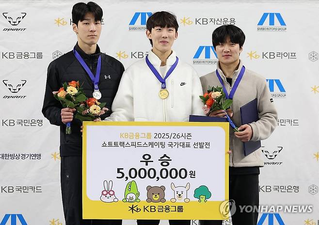 시상대 오른 황대헌·임종언·이정민_(서울=연합뉴스) 김성민 기자 = 13일 서울 목동 아이스링크에서 열린 2025-2026시즌 쇼트트랙 국가대표 2차 선발전에서 시상대에 오른 선수들이 기념 촬영을 하고 있다. 왼쪽부터 황대헌, 임종언, 이정민. 2025.4.13 ksm7976@yna.co.kr