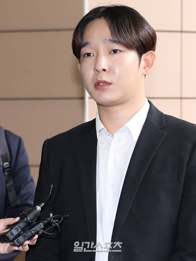 필로폰 투약 혐의로 불구속 기소된 가수 남태현이 19일 오전 서울서부지방법원에서 열린 마약류 관리에 관한 법률 위반 혐의 공판을 마친 뒤 법원을 나서기 전 입장을 밝히고 있다. 서병수 기자 qudtn@edaily.co.kr /2023.10.19/