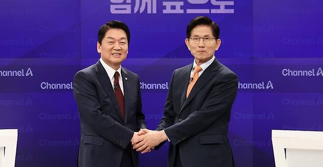 어제(24일) 양자 토론을 벌인 안철수(왼쪽), 김문수 후보 (국민의힘 제공)