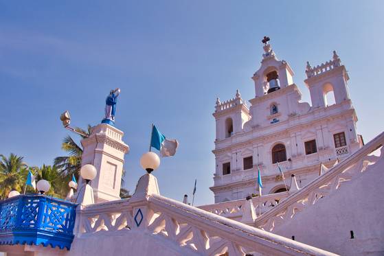 고아 인구의 25%가량이 기독교인이다. 포르투갈 식민지 시절 세운 성당이 지금도 도시 곳곳에 남아 있다. 사진은 고아 파나지 지역에 있는 성모 성당.