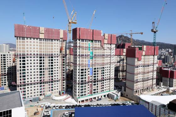 서울시의 한 아파트 공사 현장. 건설경기가 침체하며 도배, 타일 등 인테리어 시공기사들이 임금, 공사대금을 못 받는 사례가 속출하고 있다. 사진 속 아파트는 기사 내용과 관련 없음. 뉴스1