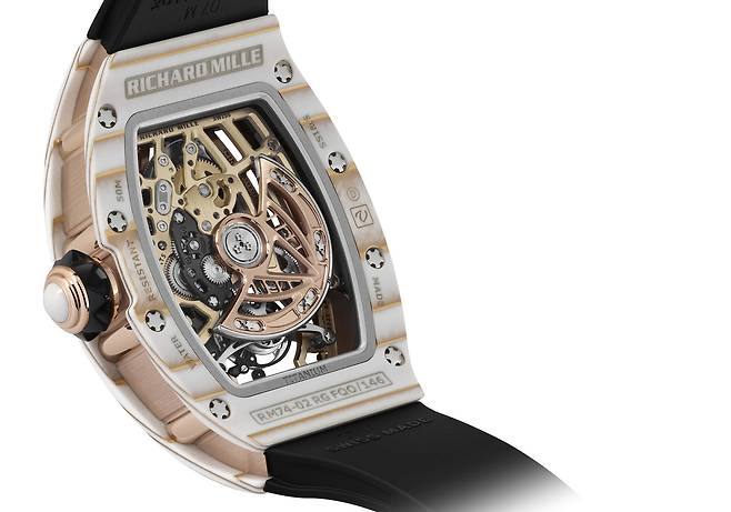 백케이스도 골드 쿼츠 TPT®로 만들었다. 오토매틱 무브먼트 CRMT5의 정교한 움직임을 감상할 수 있다. 사진 리차드 밀