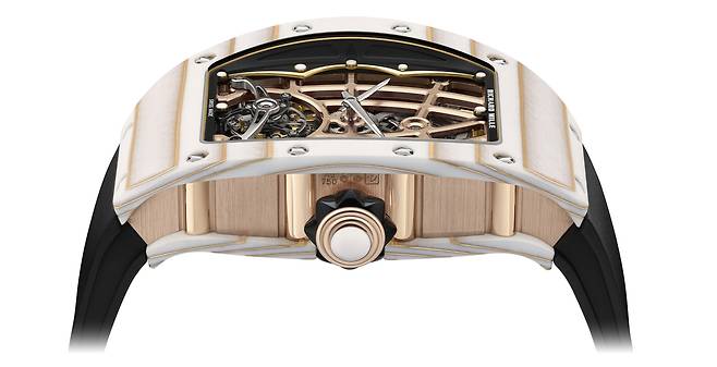 미들 케이스라 불리는 케이스 측면은 레드 골드로 만들어 고급스러움을 더했다. 사진 리차드 밀