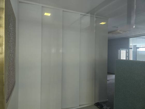 A부장판사의 아내가 지난해 바이올린 교습소 개설을 준비하기 위해 B·C 변호사 측과 임대차 계약을 맺은 사무실. 용도 변경 불허로 정식 영업을 못하고, 지난해 10월쯤 문을 닫았다. 사진은 지난 21일 모습으로 사무실이 텅 비어 있다. 김준희 기자