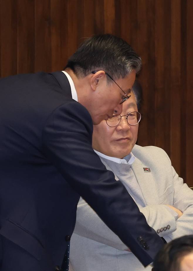 이재명 더불어민주당 전 대표와 정성호 의원이 지난 4월 정치·외교·통일·안보 분야 대정부질문이 진행된 국회 본회의장에서 대화하고 있다. 연합뉴스