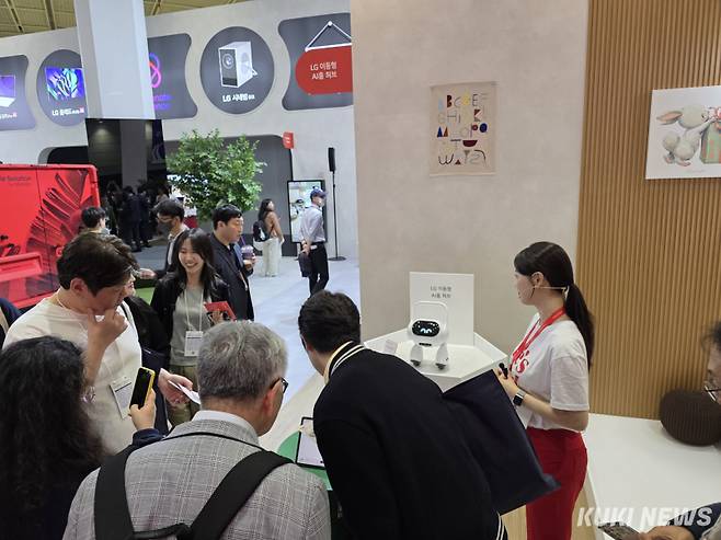 2025 월드IT쇼에서 관람객들이 LG 이동형 AI홈 허브를 체험하고 있다. 정우진 기자