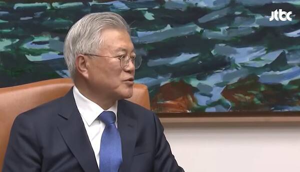 ▲문재인 전 대통령이 25일 국회를 찾아 우원식 국회의장을 만나 자신을 기소한 검찰을 두고 검찰권 남용과 정치화의 단적인 사례라고 비판하고 있다. 사진=JTBC 영상 갈무리