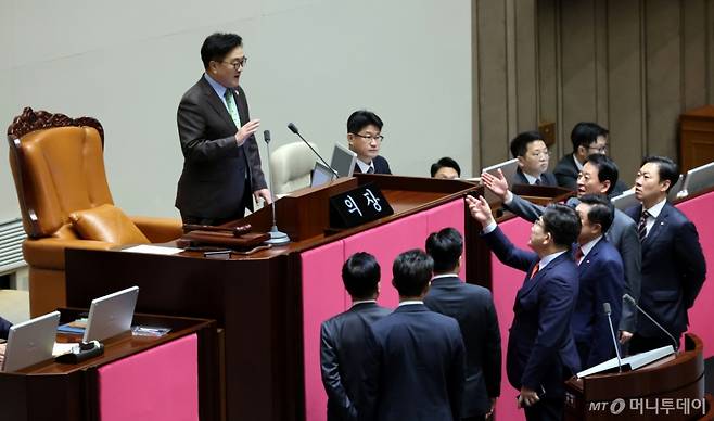 24일 서울 여의도 국회 본회의장에서 한덕수 대통령 권한대행 국무총리의 2025년도 제1회 추가경정예산안에 대한 정부의 시정연설 이후 우원식 국회의장의 "대정부 질문의 국회 출석 답변과 상설특검 추천 의뢰 등 해야 할 일과 헌법재판관 지명 등 하지 말아야 할 일을 잘 구별하기를 바란다" 발언에 권성동 국민의힘 원내대표가 항의하고 있다. (공동취재) 2025.4.24/사진=뉴스1 /사진=(서울=뉴스1) 이재명 기자