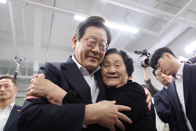 이재명 더불어민주당 대선 경선 후보가 25일 페이스북을 통해 서울 및 수도권 공약을 밝혔다. 사진은 이 후보가 전날 문재학 열사의 어머니 김길자씨와 포옹하는 모습. /사진=뉴시스